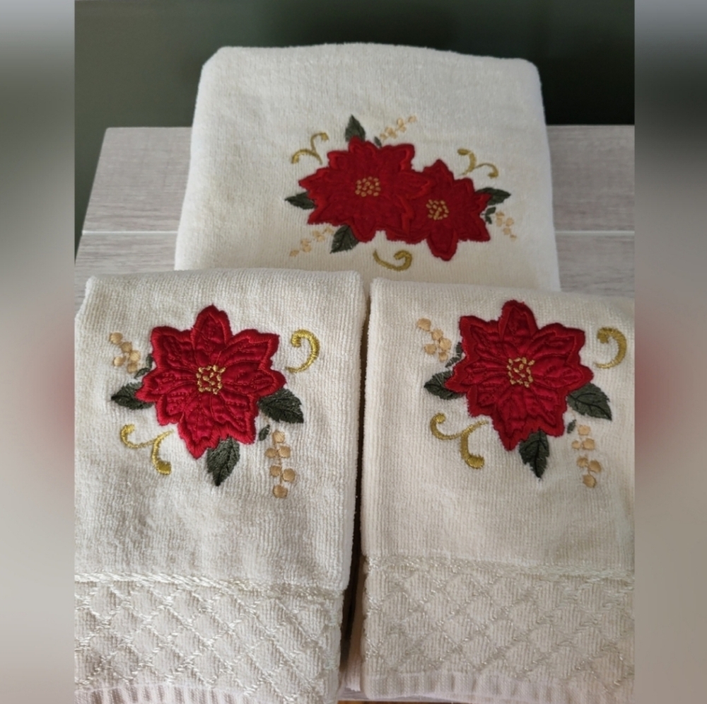 Holiday Christmas Poinsettia‎ Bath and Guest Decorative Towel Set